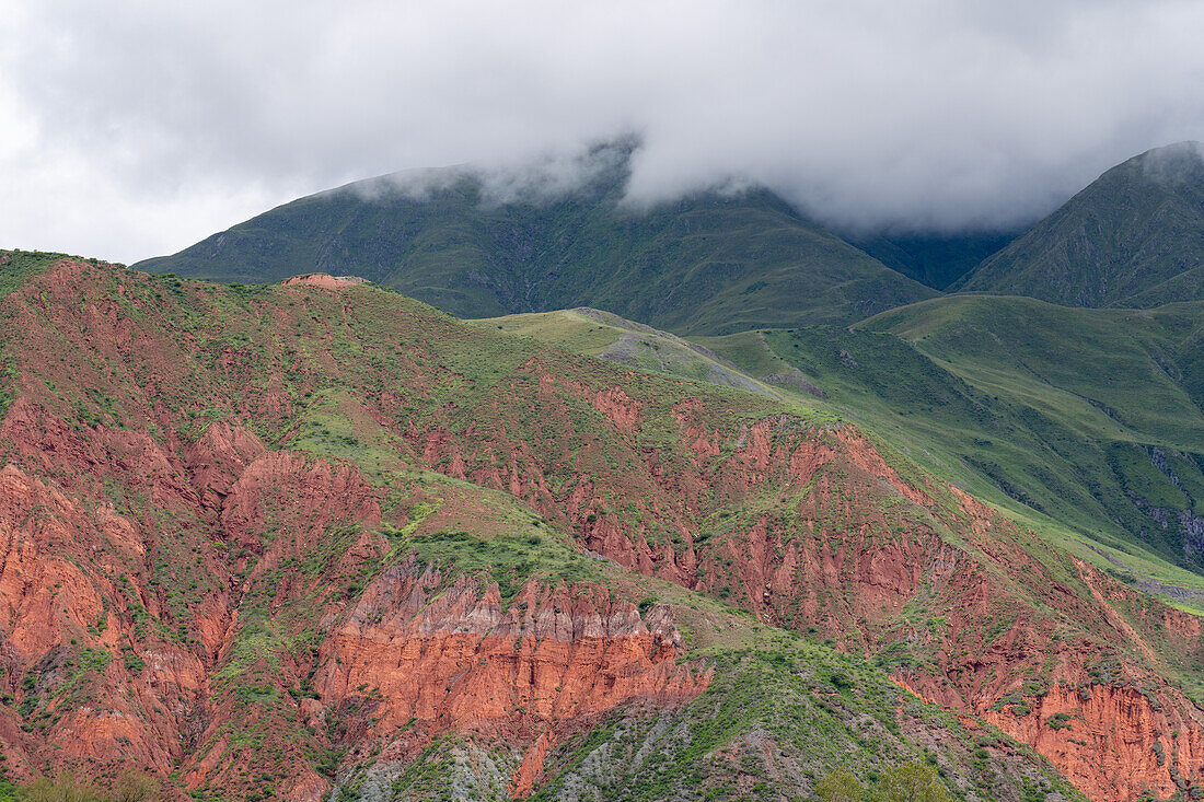 Wolken über den Bergen an der Westseite der Quebrada de Humahuaca oder des Humahuaca-Tals in Argentinien