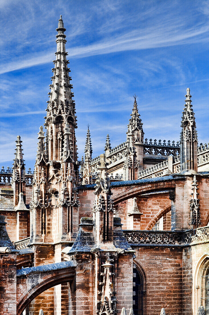 Die atemberaubende Kuppel der königlichen Kapelle zeigt komplizierte architektonische Details vor einem klaren blauen Himmel in Sevilla, Spanien