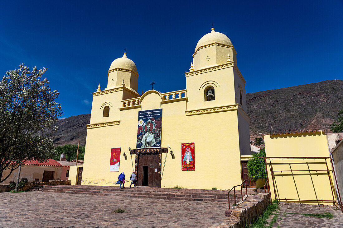 Zwei Frauen betreten die Kirche der Jungfrau vom Rosenkranz und des Heiligen Franz von Assis in Tilcara, Argentinien