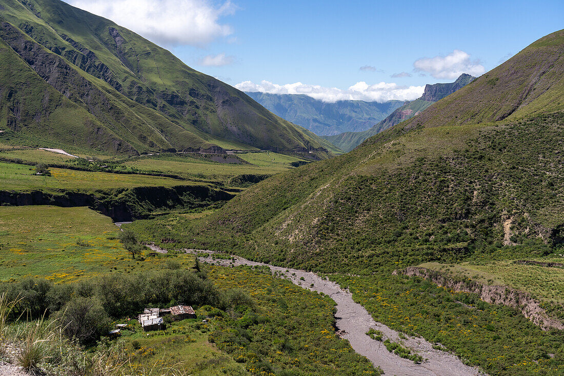 Die Ruta 33 erklimmt die Cuesta del Obispo in der Quebrada de Escoipe, Valle de Lerma bei Salta, Argentinien