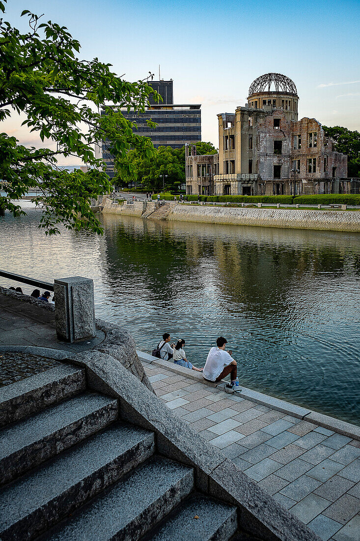 Hiroshima-Friedensdenkmal (Genbaku-Kuppel, Atombombenkuppel oder A-Bombenkuppel) und Motoyasu-Fluss in Hiroshima, Japan