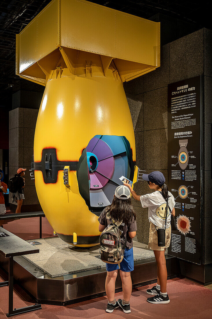 Replik des Fat Man im Nagasaki Peace Memorial Museum, Nagasaki, Japan