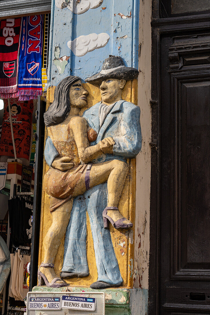 Eine Basrelief-Skulptur von Tangotänzern an der Fassade eines Souvenirgeschäfts in Caminito, La Boca, Buenos Aires, Argentinien