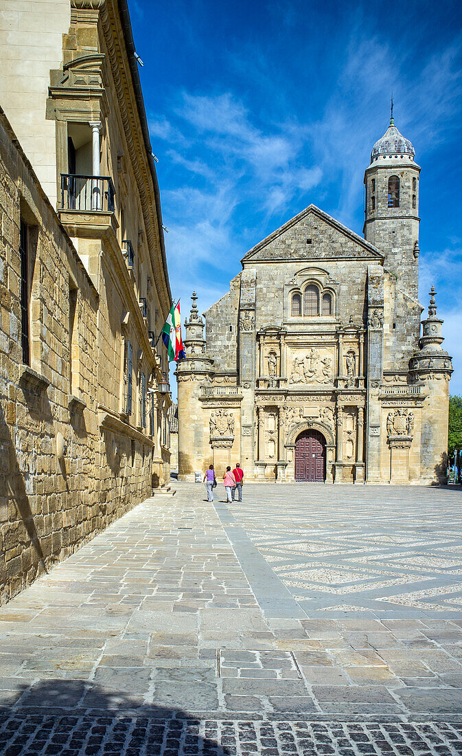 Blick auf die historische Capilla del Salvador neben dem Renaissance-Parador de Turismo in Ubeda, Jaen, Andalusien. Die Wahrzeichen stehen vor einem klaren blauen Himmel