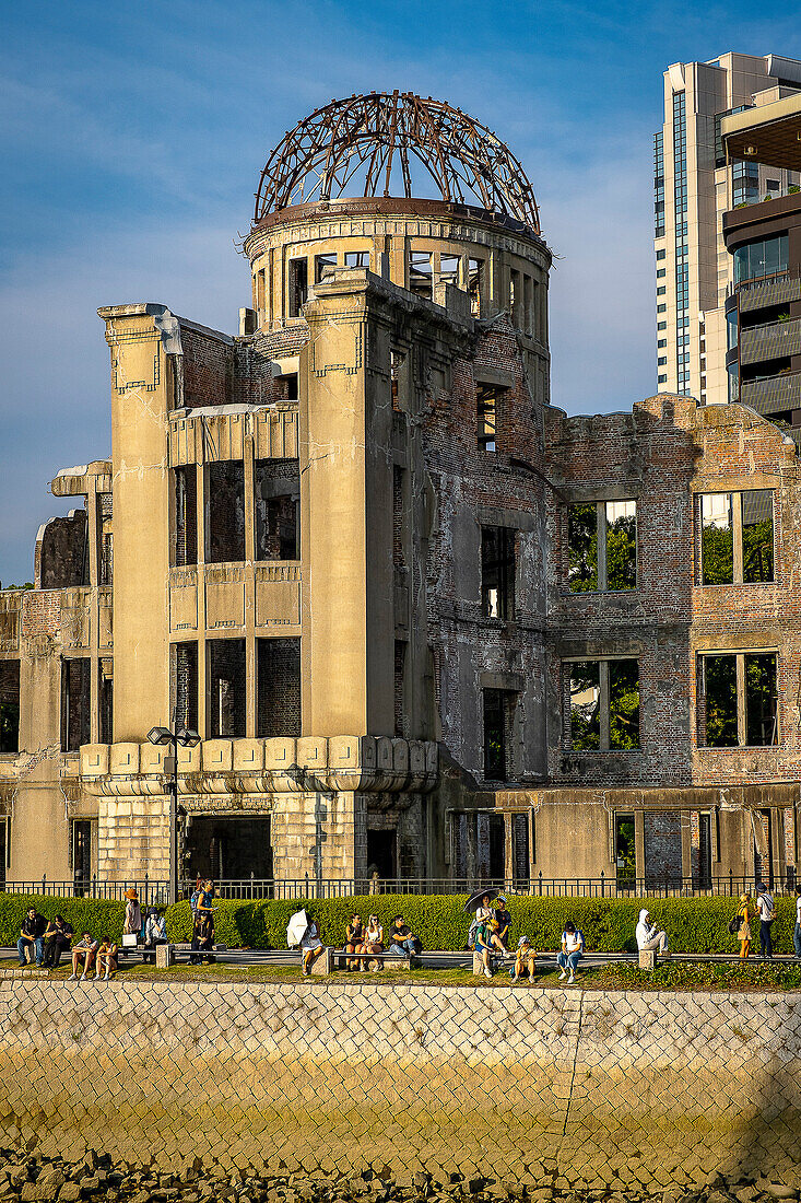 Hiroshima-Friedensdenkmal (Genbaku-Kuppel, Atombombenkuppel oder A-Bombenkuppel) und Motoyasu-Fluss in Hiroshima, Japan