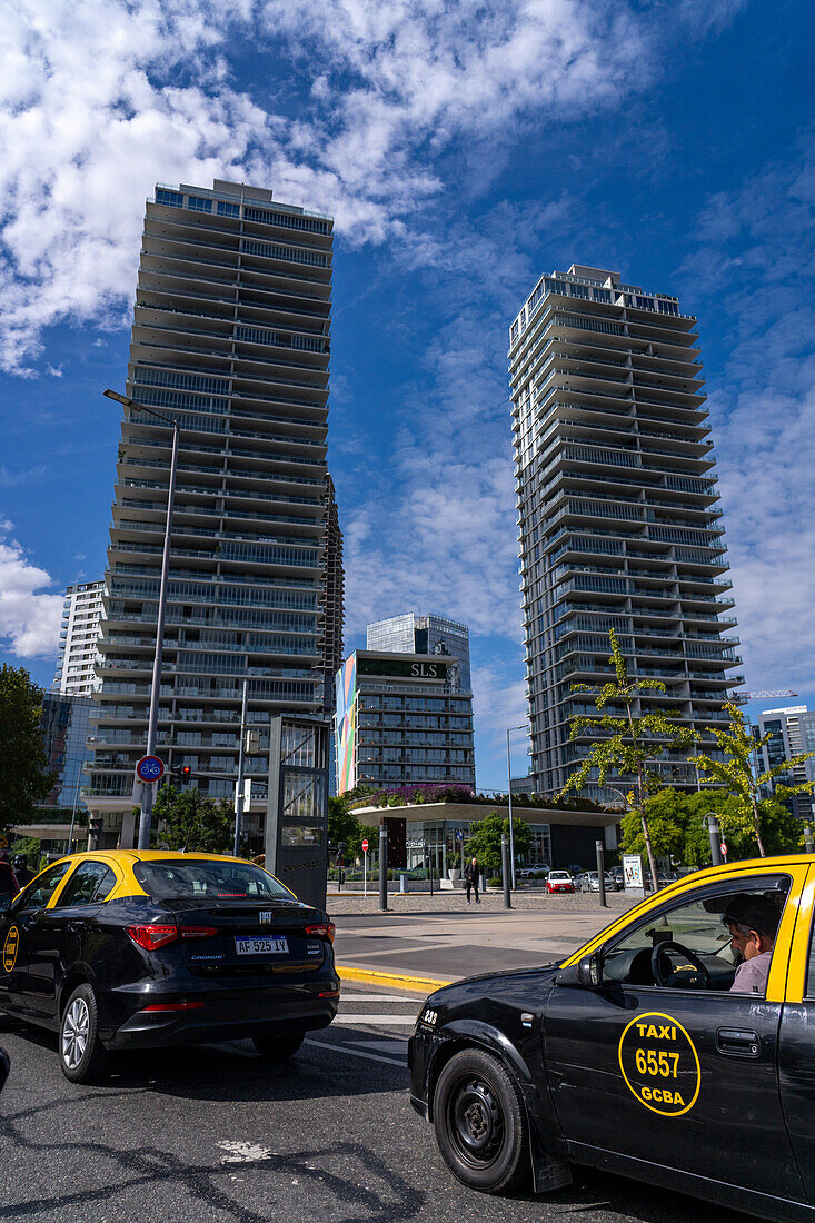 Taxis vor zwei Wohntürmen und dem SLS Puerto Madero Hotel in Puerto Madero, Buenos Aires, Argentinien