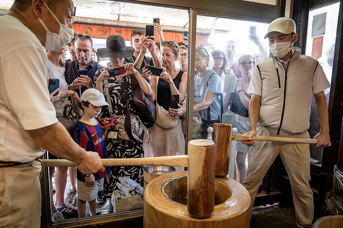 Herstellung der traditionellen Daifuku im Nakatanidou-Laden, die aus weichem Reiskuchen (Mochi) mit süßer Bohnenpaste gefüllt sind, in Nara, Japan