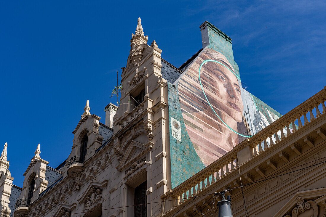 Ein Wandgemälde von Mariela Arjas mit dem Titel "Erinnerung und Frauen" auf dem Dach der Farmacia de la Estrella in Monserrat, Buenos Aires, Argentinien. Es wurde vom nahe gelegenen Museum von Buenos Aires in Auftrag gegeben