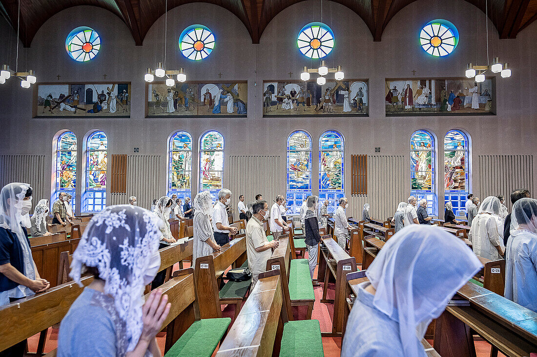 Morgenmesse am 9. August jeden Jahres zum Gedenken an die Opfer der Atombombe. Urakami Kathedrale, Nagasaki, Japan