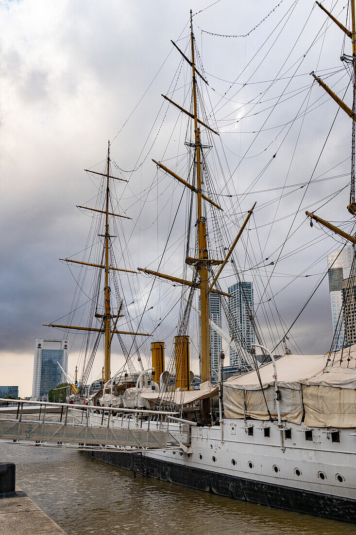 Detailansicht der ARA Presidente Sarmiento, einem Museumsschiff in Puerto Madero, Buenos Aires, Argentinien