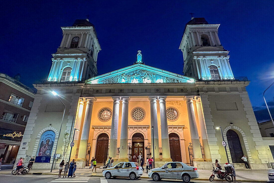 Die Fassade und das Giebelfeld der Kathedrale Unserer Lieben Frau von der Menschwerdung bei Nacht in San Miguel de Tucumán, Argentinien