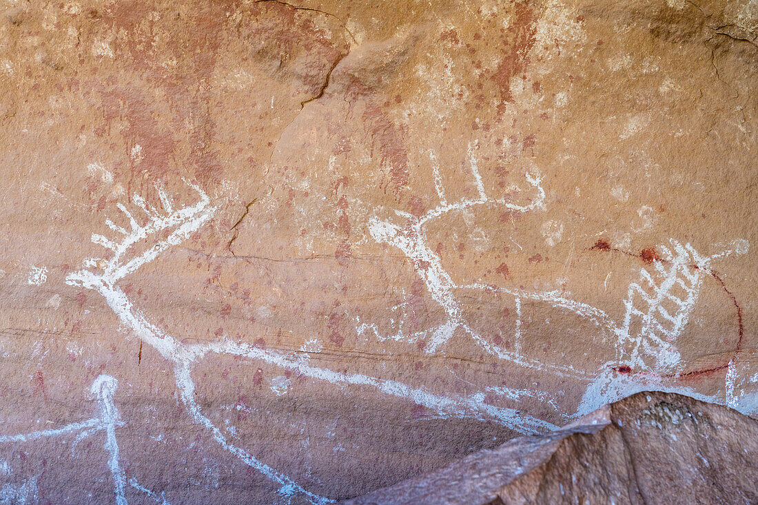 Eine prähispanische Felsbildtafel der Fremont-Kultur der amerikanischen Ureinwohner in der Rasmussen-Höhle im Nine Mile Canyon, Utah