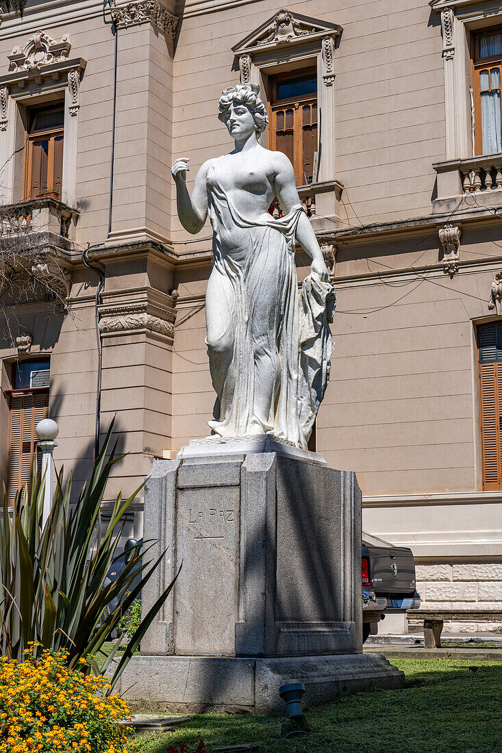 Die Friedensstatue von Lola Mora vor dem Regierungspalast von Jujuy in San Salvador de Jujuy, Argentinien