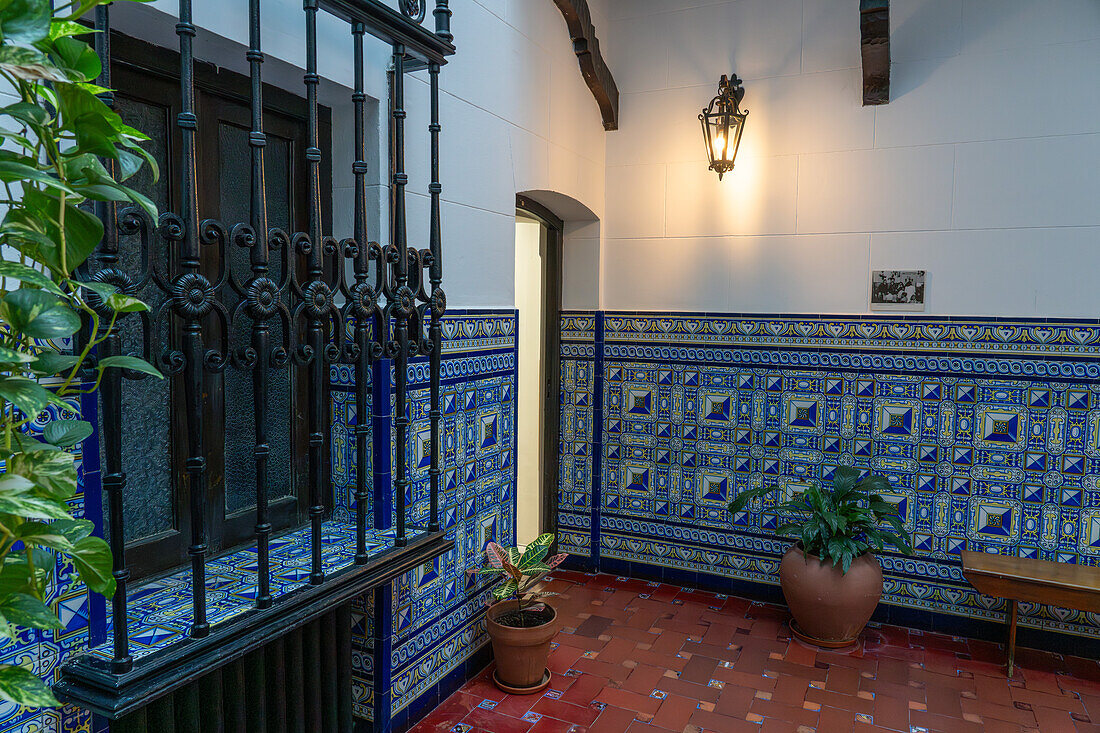 Bunt gekacheltes Atrium des ehemaligen Übergangsheims Nr. 2 für obdachlose Frauen und Kinder, das heute das Eva-Peron-Museum ist. Buenos Aires, Argentinien