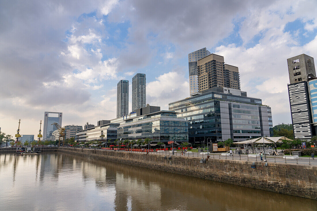 Neue Gebäude entlang der Uferpromenade in Puerto Madero in Buenos Aires, Argentinien. Im Hintergrund ist die ICBC-Bank zu sehen