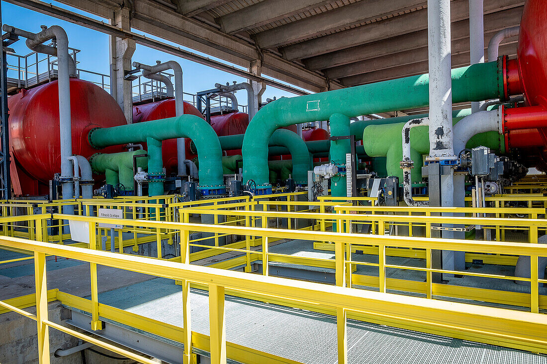 Tanks zum Filtern von Wasser, in der Dessalinitzadora del Llobregat, Wasserentsalzungsanlage, Avinguda Estany del Port, 4, 08820, El Prat de Llobregat, Barcelona, Katalonien, Spanien