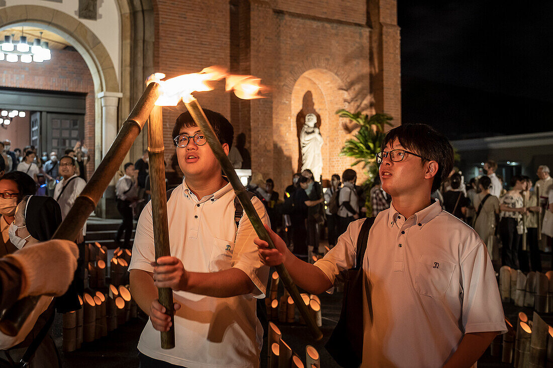 Fackelzug am 9. August jeden Jahres zum Gedenken an die Opfer der Atombombe. Beginnt an der Urakami Kathedrale und endet im Peace Park, Nagasaki, Japan