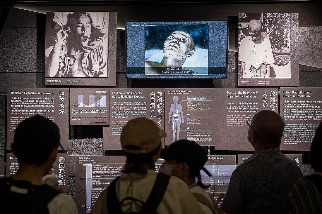 Dokumentarische Bilder von Menschen, die unter den Folgen des Atombombenabwurfs litten. Ausstellung im Hiroshima Peace Memorial Museum, Hiroshima, Japan