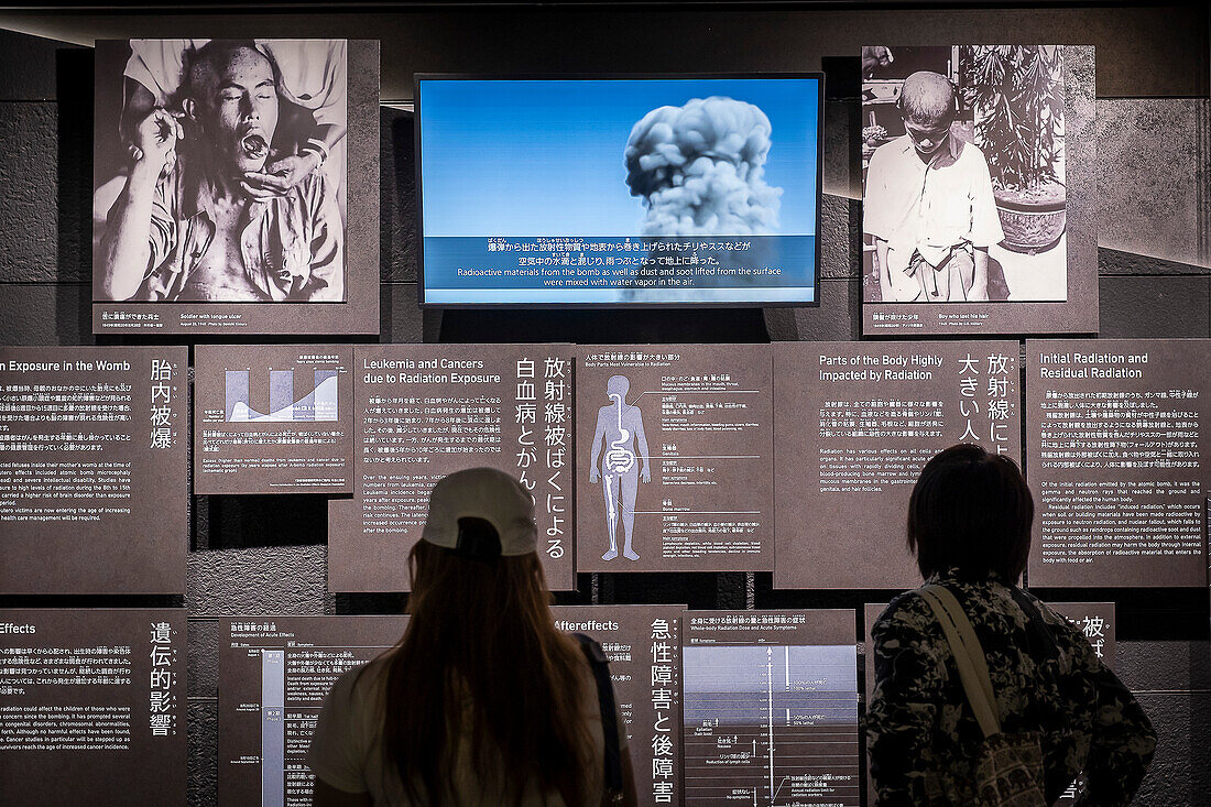 Dokumentarische Bilder von Menschen, die unter den Folgen des Atombombenabwurfs gelitten haben. Ausstellung im Hiroshima Peace Memorial Museum, Hiroshima, Japan