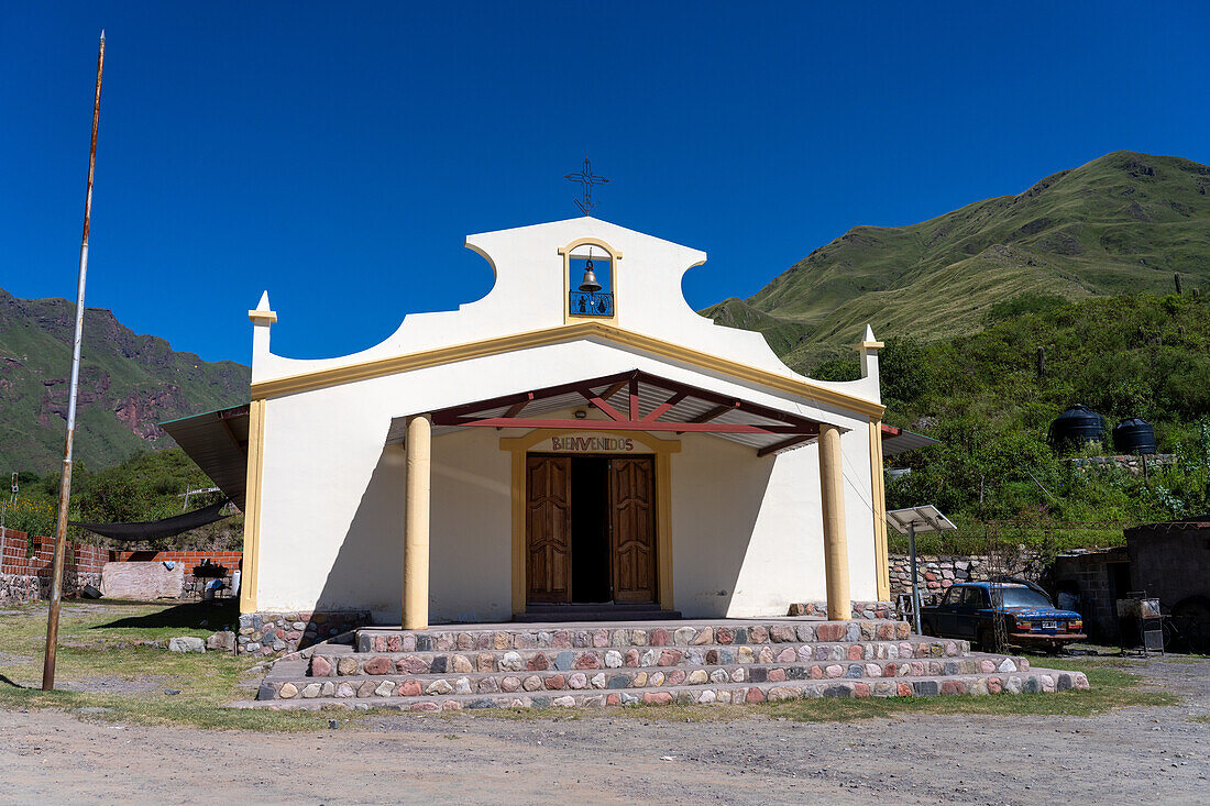 Die Kapelle San Cayetano und die Jungfrau von Lujan in El Maray in der Quebrada de Escoipe, Valle de Lerma bei Salta, Argentinien