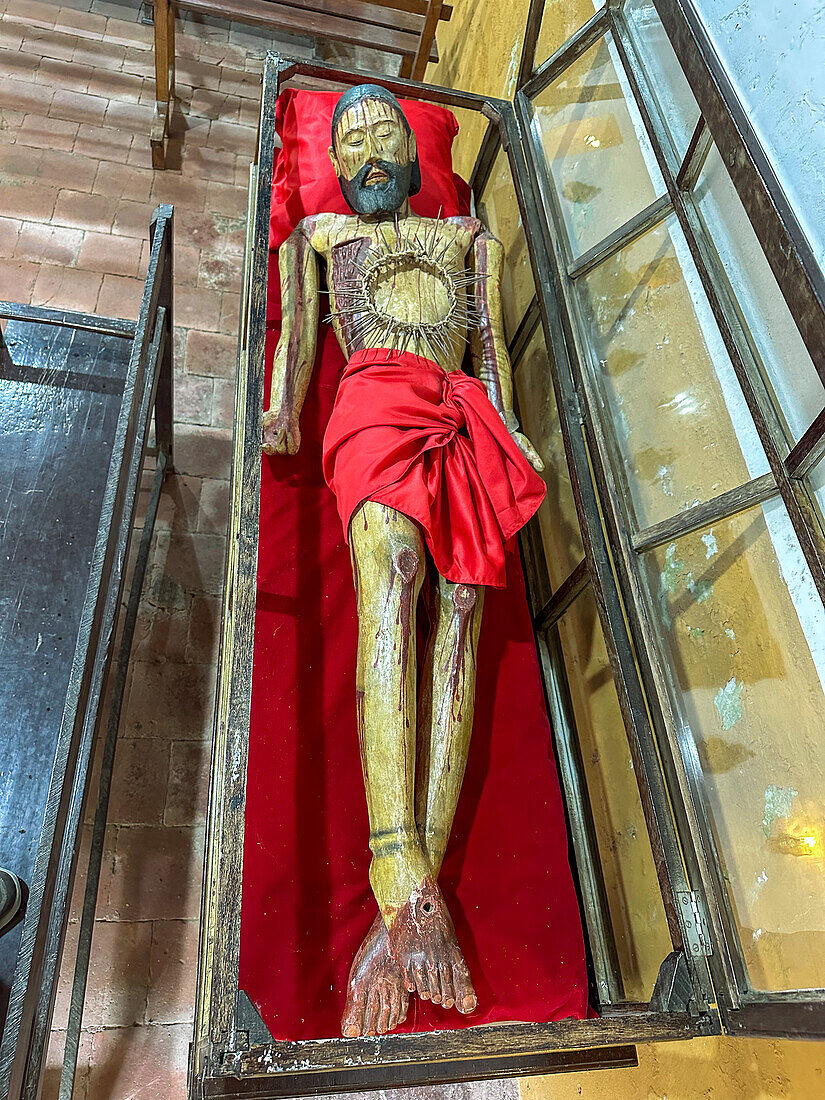 Eine handgeschnitzte, gegliederte Holzstatue von Jesus Christus in der Kirche Unserer Lieben Frau von der Barmherzigkeit in El Naranjo, Argentinien. Sie wurde um 1700 von einheimischen Künstlern geschnitzt