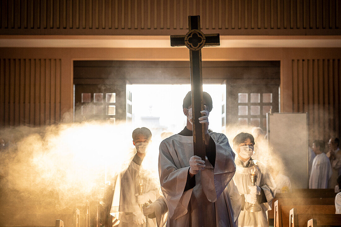 Nachtmesse am 9. August jeden Jahres zum Gedenken an die Opfer der Atombombe. Urakami Kathedrale, Nagasaki, Japan