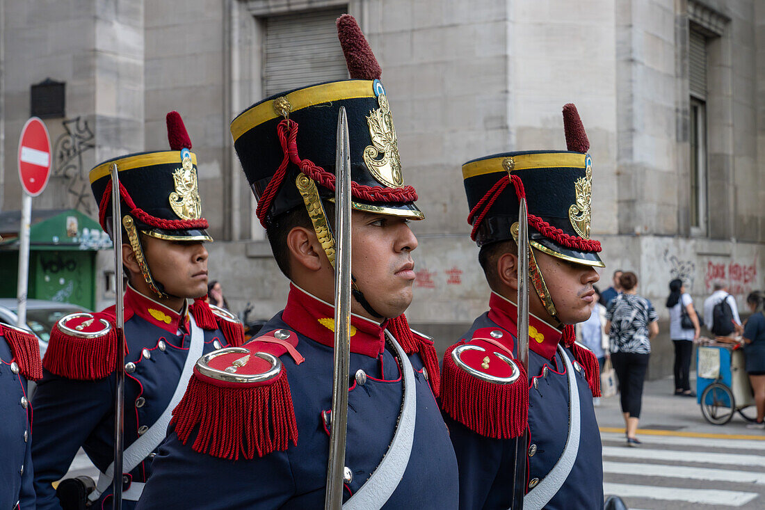 Die militärische Ehrengarde marschiert vom Grab des Heiligen Martin in der Kathedrale zur Casa Rosada in Buenos Aires, Argentinien. Die Soldaten sind Mitglieder der Ayacucho-Schwadron des Regiments der Pferde-Grenadiere