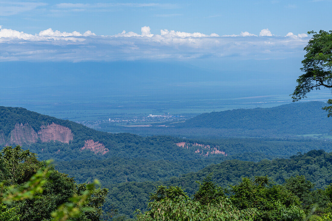 Blick auf Libertador General San Martin und die Zuckerrohrmühle Ledesma vom Calilegua-Nationalpark in Argentinien