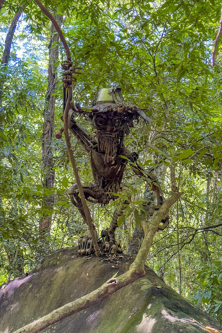 Metallskulptur von Pombero, einem Guaraní-Elfen, an einem Weg im Calilegua-Nationalpark in Argentinien. Er ist eine mythische Figur in der Folklore der indigenen Guaraní