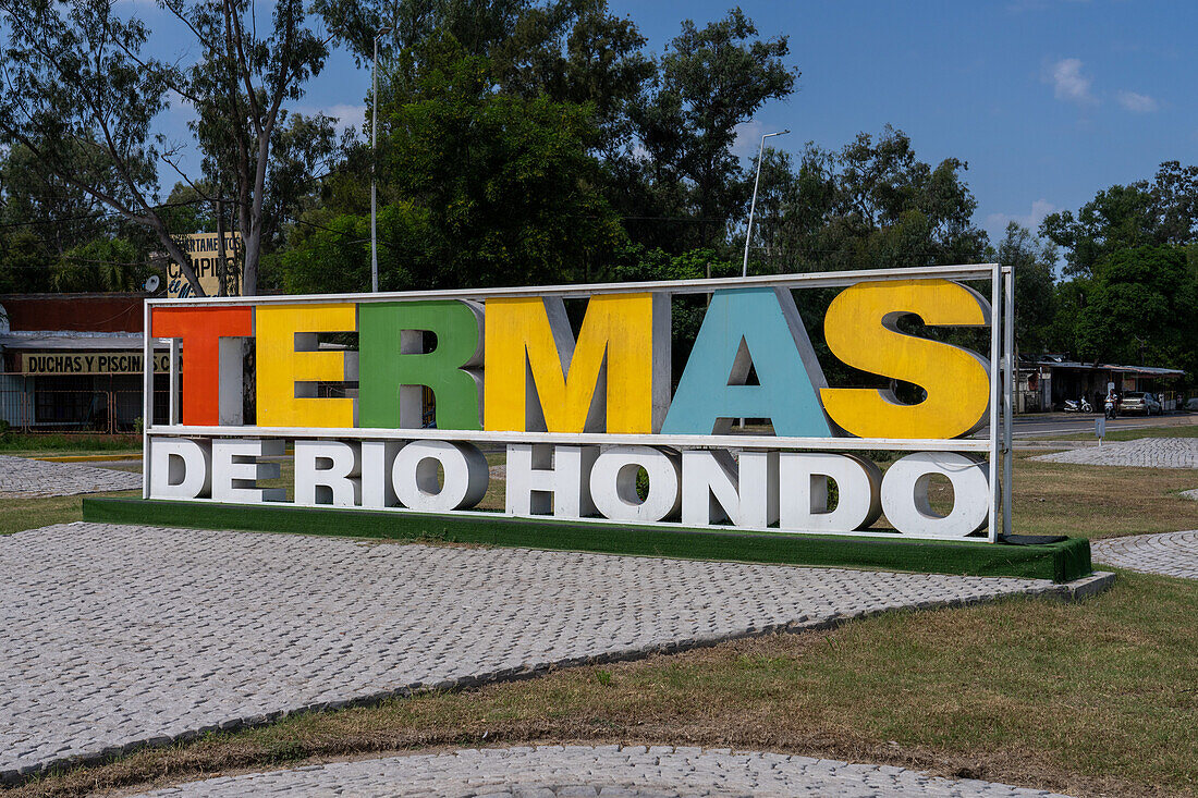 Ein bemaltes Metallschild in einem Kreisverkehr am Rande von Termas de Rio Hondo, Argentinien