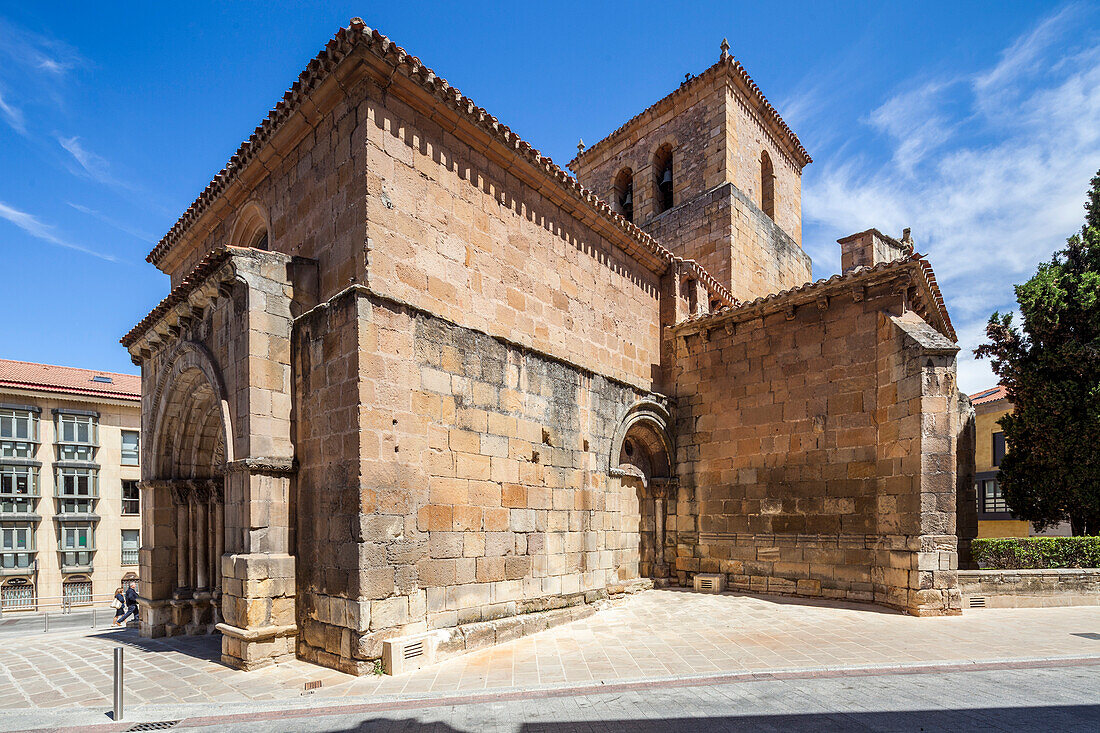 Die Kirche San Juan de la Rabanera in Soria, Spanien, zeigt eine beeindruckende romanische Architektur, die ihre große historische Bedeutung widerspiegelt