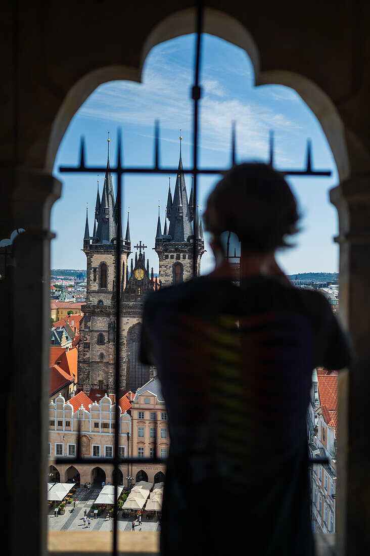 Besucher genießen die Aussicht vom Astronomischen Uhrenturm in Prag