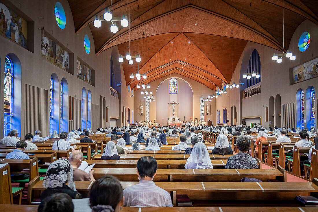 Nachtmesse am 9. August jeden Jahres zum Gedenken an die Opfer der Atombombe. Urakami Kathedrale, Nagasaki, Japan