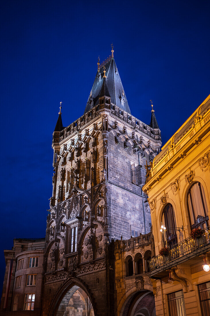 Praná brána, der Pulverturm von Prag bei Nacht