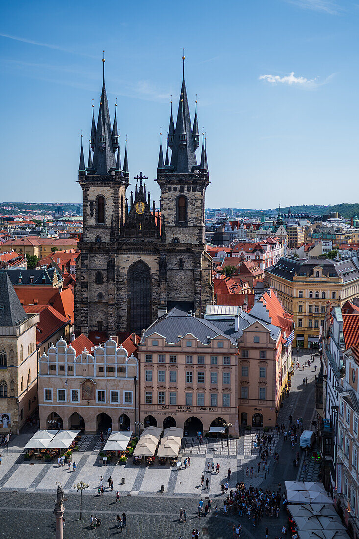 Blick auf die Kirche Unserer Lieben Frau vor Tyn von der Astronomischen Uhr im Altstädter Rathausturm, Prag