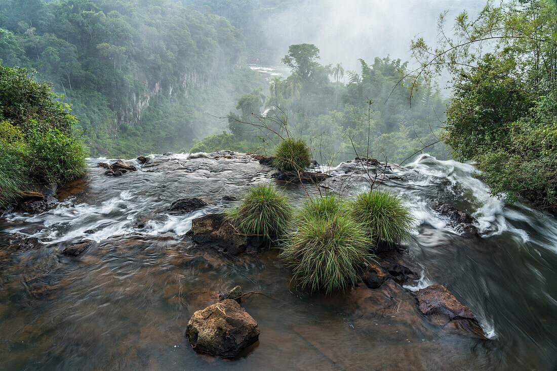 Die Spitze der Adam-und-Eva-Wasserfälle im Nationalpark Iguazu Falls in Argentinien. Ein UNESCO-Welterbe