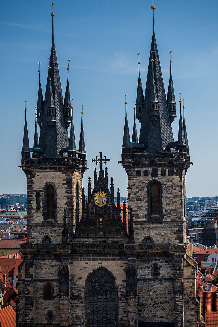 Blick auf die Kirche Unserer Lieben Frau vor Tyn von der Astronomischen Uhr im Turm des Alten Rathauses, Prag