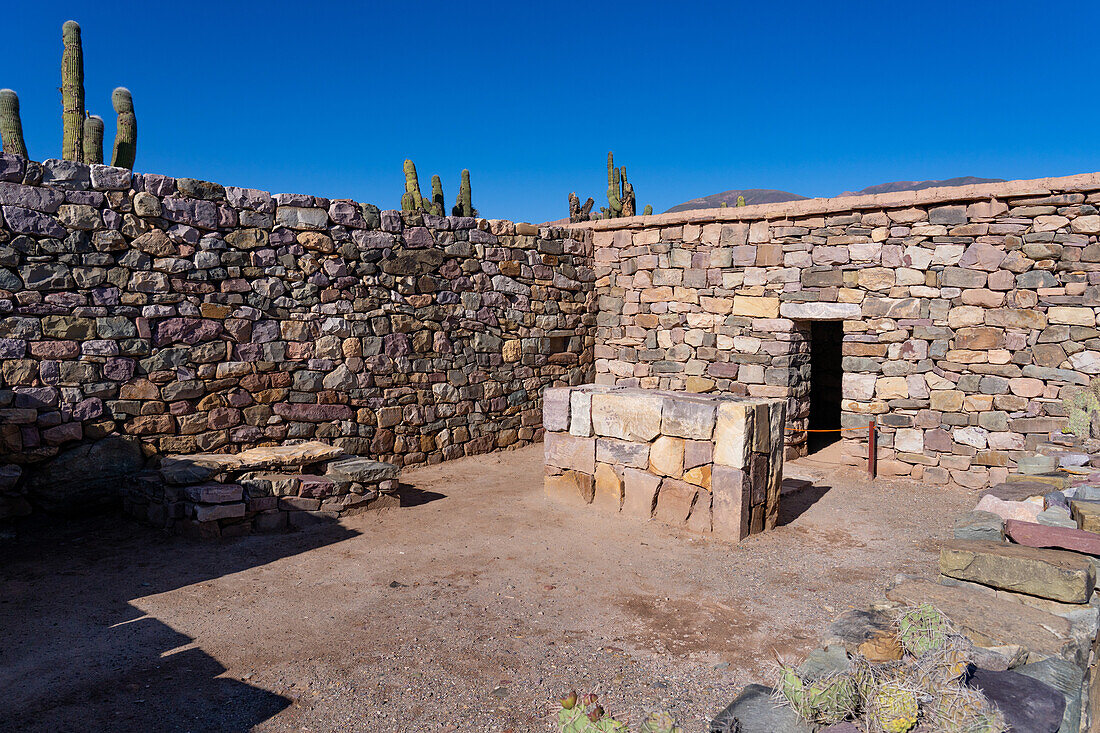 Teilweise rekonstruierte Ruinen in der Pucara von Tilcara, einer prähispanischen archäologischen Stätte in der Nähe von Tilcara, Humahuaca-Tal, Argentinien. Dieses Gebäude war ein zeremonielles Bauwerk der Inka