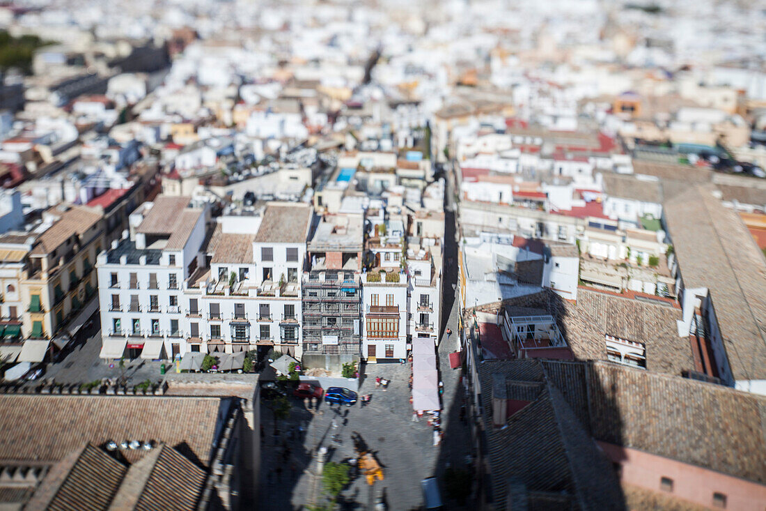 Erkunden Sie den Blick vom Giralda-Turm auf das Stadtzentrum von Sevilla in Richtung Norden, der die einzigartige Architektur und die belebten Straßen darunter zeigt