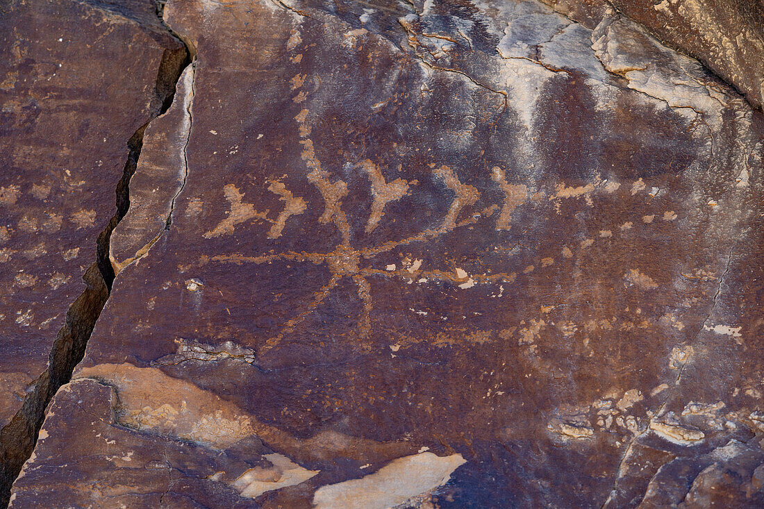 Eine Felszeichnung der prähispanischen amerikanischen Ureinwohner der Fremont-Kultur im Nine Mile Canyon, Utah. Der Stern wird von einer Reihe von Lastträgerfiguren durchzogen