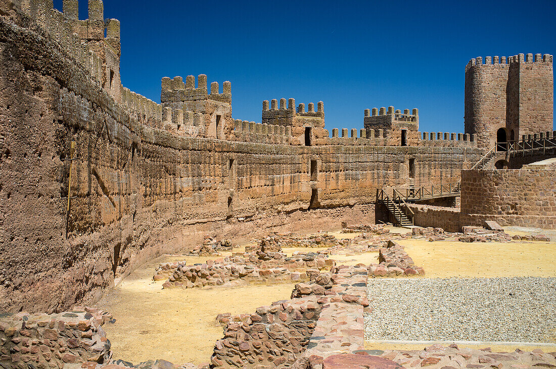 Erkunden Sie die beeindruckende Innenarchitektur der Burgalimar-Burg aus dem 10. Jahrhundert in Banos de la Encina, Jaen, Andalusien, Spanien. Ein beeindruckendes Beispiel für arabische Militärarchitektur