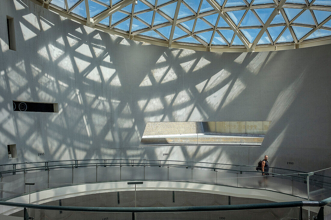 Eingangshalle des Atombomben-Friedensmuseums Nagasaki, Nagasaki, Japan