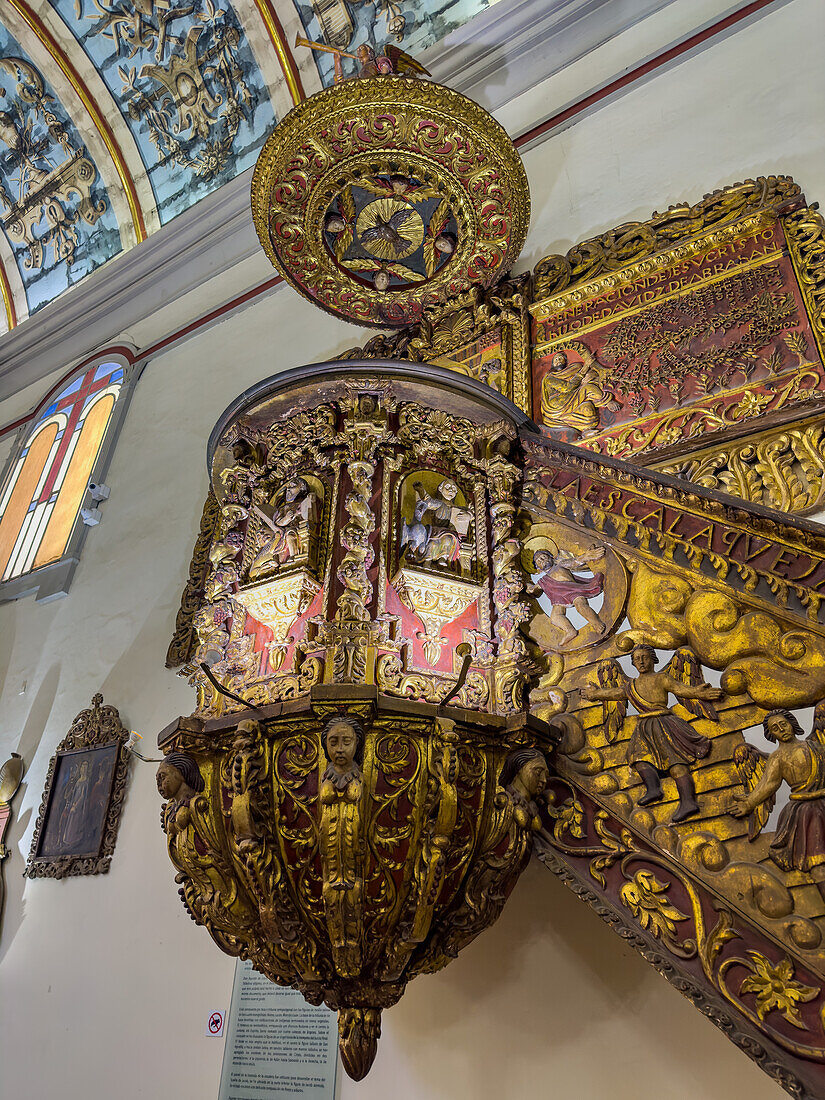 Die kunstvoll geschnitzte Kanzel in der Kathedrale von San Salvador de Jujuy, Argentinien, die um 1700 von einheimischen Künstlern geschaffen wurde. Die Treppe stellt den Traum von der Jakobsleiter dar. Der obere Teil stellt die biblische Genealogie Jesu dar