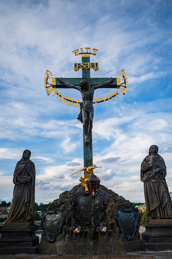 Kalvarienberg-Kreuz-Statue auf der Karlsbrücke in Prag