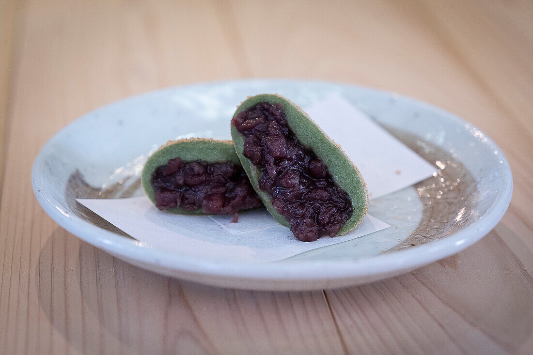 Das traditionelle Daifuku im Nakatanidou-Laden, hergestellt aus weichem Reiskuchen (Mochi), gefüllt mit süßer Bohnenpaste, in Nara, Japan