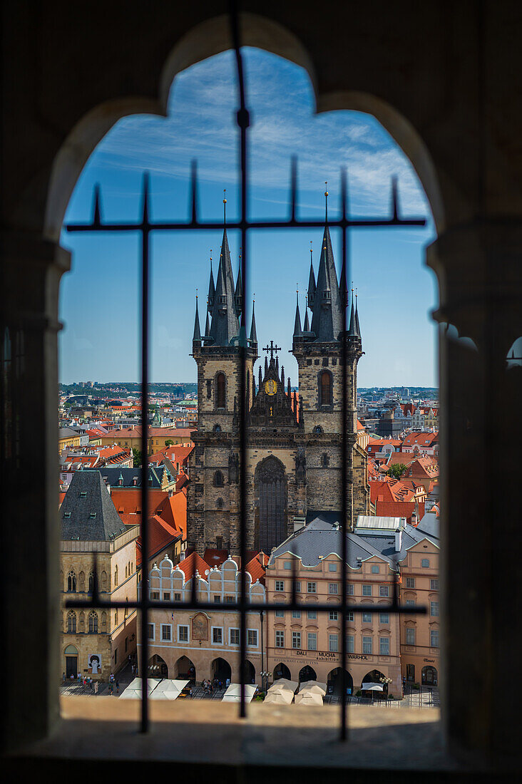 Blick auf die Kirche Unserer Lieben Frau vor Tyn von der Astronomischen Uhr im Turm des Alten Rathauses, Prag