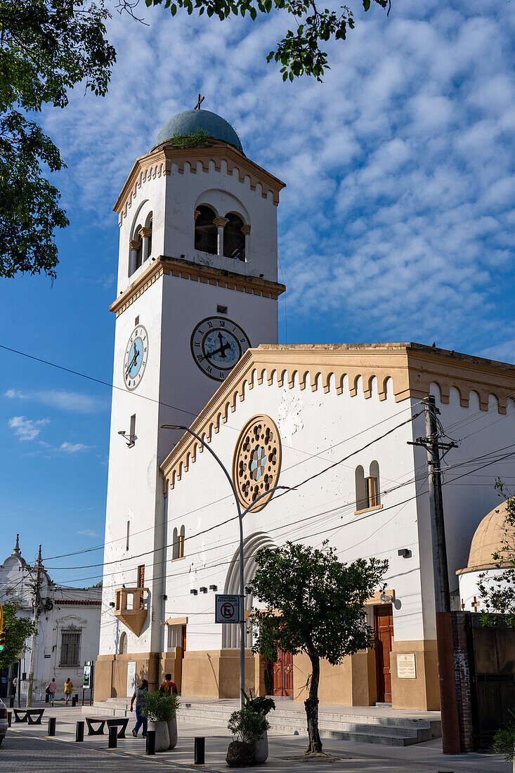 Das Äußere der Kirche Unserer Lieben Frau vom Rosenkranz mit ihrem einzigen Glockenturm mit Uhr. Monteros, Argentinien