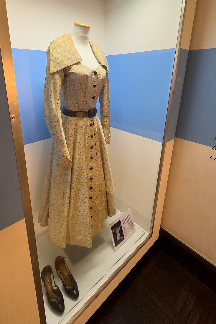 Ein Kleid, das Eva auf einem Foto im Eva-Peron-Museum in Buenos Aires, Argentinien, trägt. Für das Foto wurde kein Blitz verwendet