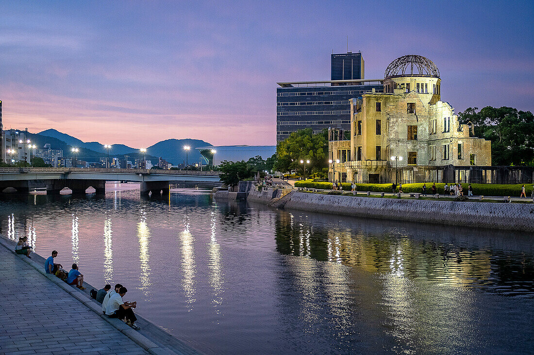 Hiroshima-Friedensdenkmal (Genbaku-Kuppel, Atombombenkuppel oder A-Bombenkuppel) und Motoyasu-Fluss in Hiroshima, Japan