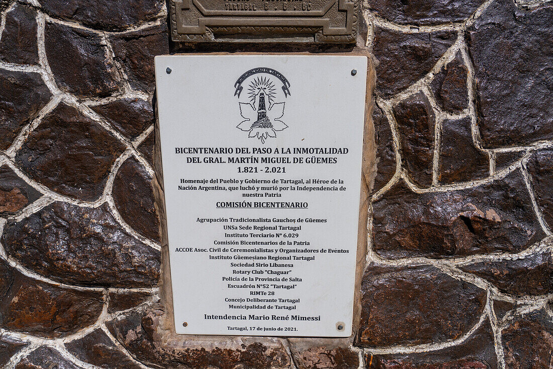 Gedenktafel am Denkmal von General Miguel de Guemes, einem Helden des argentinischen Unabhängigkeitskrieges, in Tartagal, Argentinien